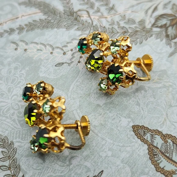 STAR Uranium Austrian Green Crystal Rhinestone Screw Back Earrings In Goldtone - Picture 3 of 7